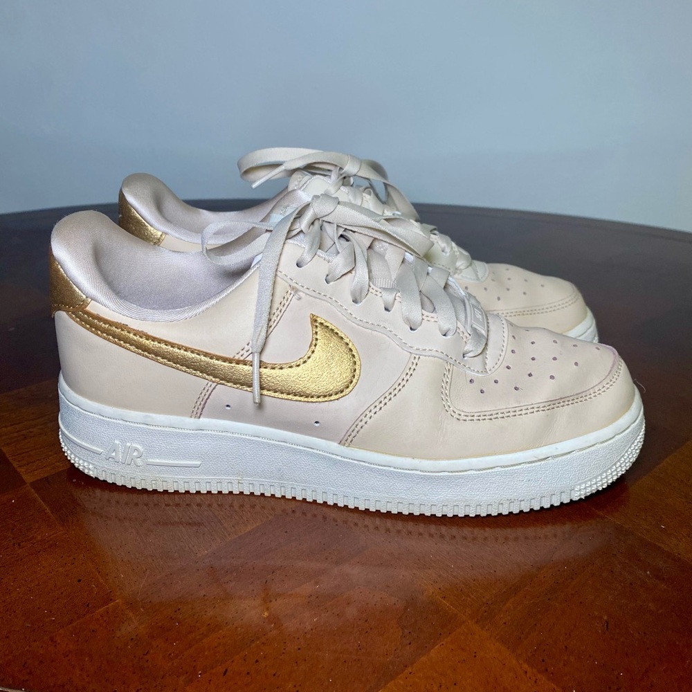 Nike Air Force 1 ’07 Beige & Gold Metallic Swoosh - Size 8